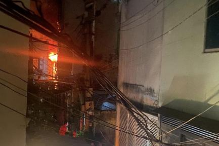 Cháy ba căn nhà ở TP.HCM, 4 người chết