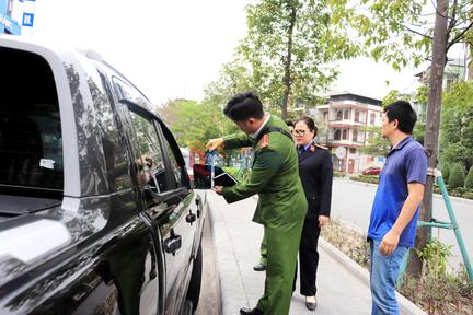 Tạm giữ đối tượng tháo hàng loạt gương chiếu hậu ô tô ở Hạ Long