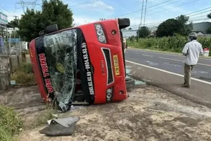 Gia Lai: Lật xe khách, gần chục hành khách bị thương