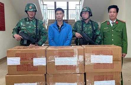 Bắt quả tang đối tượng vận chuyển hơn 2 tạ pháo qua biên giới