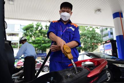 Giá xăng giảm mạnh 900 đồng/lít