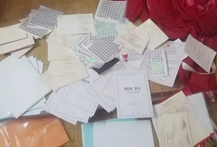 Bóc gỡ ổ nhóm làm giả học bạ để đi du học