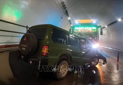 Xe giường nằm va chạm với xe 7 chỗ trong hầm Đèo Ngang khiến 2 người tử vong