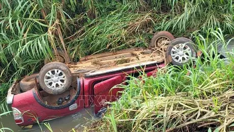 Xe bán tải lao xuống mương nước, 3 người tử vong