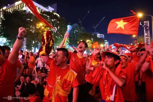 Xuống đường ăn mừng chiến thắng của U22 Việt Nam
