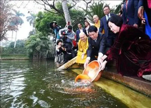 Chủ tịch nước Lương Cường thả cá chép tiễn ông Công, ông Táo