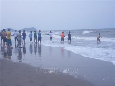 Nỗ lực tìm kiếm hai trẻ mất tích khi tắm biển tại Hà Tĩnh