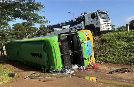 Lật xe khách trên đường Hồ Chí Minh, nhiều người bị thương
