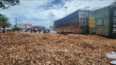 Xe chở dăm bị lật, 3 người tử vong