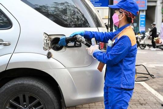 Giá xăng tăng mạnh, RON95 vượt 24.000 đồng/lít