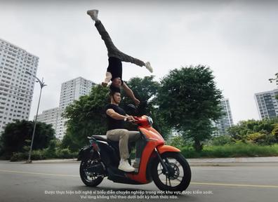 Công an xác minh clip Quốc Cơ - Quốc Nghiệp chồng đầu khi lái xe máy điện