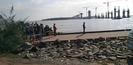 Xe máy mất lái lao xuống biển khiến 3 học sinh thương vong