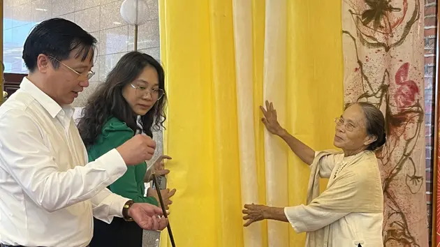 Mỏng mảnh tơ sen dệt sản phẩm OCOP tiềm năng 5 sao độc đáo