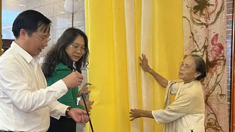 Mỏng mảnh tơ sen dệt sản phẩm OCOP 5 sao độc đáo