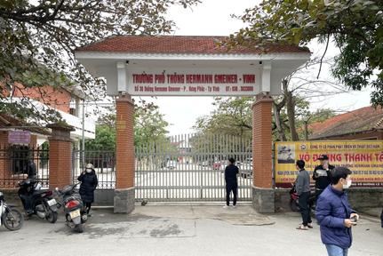 Nghệ An: Trần gỗ bất ngờ đổ sập, nhiều học sinh nhập viện