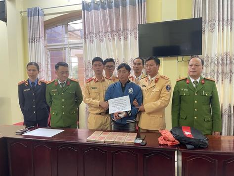 Bắt quả tang đối tượng vận chuyển trái phép 10 bánh heroin