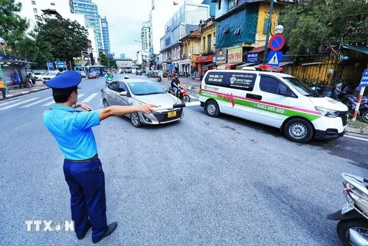 Bộ Công an: Vượt đèn đỏ để nhường đường cho xe cấp cứu sẽ không bị phạt