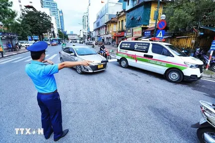 Bộ Công an: Vượt đèn đỏ để nhường đường cho xe cấp cứu sẽ không bị phạt