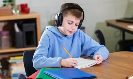 Lo ngại về tác động của tai nghe chống ồn đối với khả năng nghe