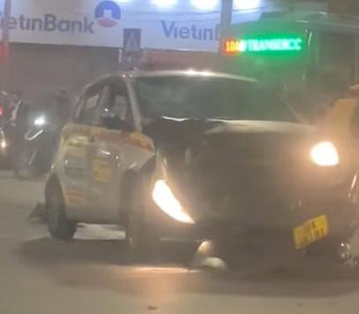 Taxi mất lái, đâm 2 người dừng đèn đỏ nguy kịch