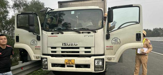 Dừng ô tô trên cao tốc Hà Nội - Hải Phòng để đánh bạc, 4 tài xế bị CSGT bắt giữ