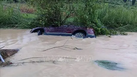 Xe ô tô chở 5 người trong gia đình bị lũ cuốn trôi ở Tuyên Quang