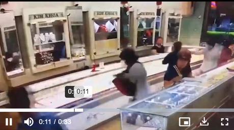 Đôi nam nữ cầm súng, búa cướp tiệm vàng
