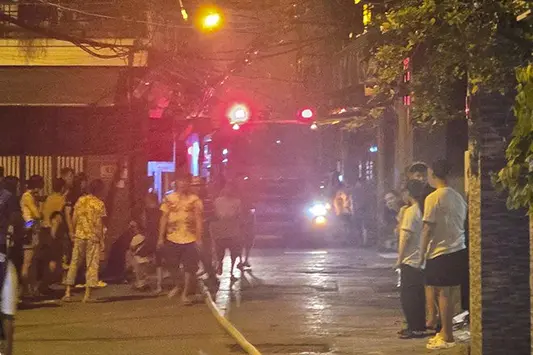 Hà Nội: Cháy lớn trong ngõ sâu phố Lạc Long Quân trong đêm, một người bị thương