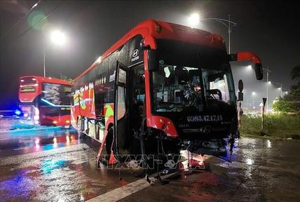 Trên 20 hành khách hoảng loạn khi xe khách đâm vào dải phân cách