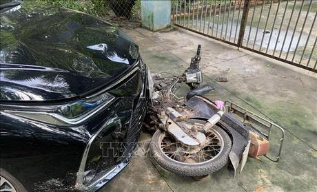 Làm rõ vụ nữ tài xế ô tô đâm người điều khiển xe máy rồi bỏ chạy 