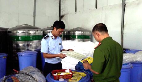 Tiêu hủy gần 7.000 lít rượu không đảm bảo chất lượng