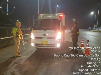 CSGT ghi hình xử phạt tài xế vượt ẩu trên đường cao tốc Cam Lộ - La Sơn