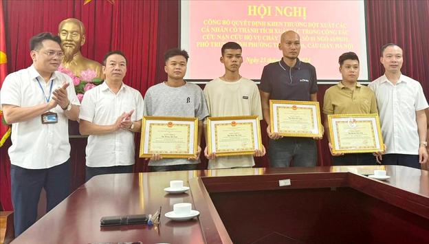 Khen thưởng đột xuất 4 công dân dũng cảm cứu người trong vụ cháy ở phố Trung Kính, Hà Nội