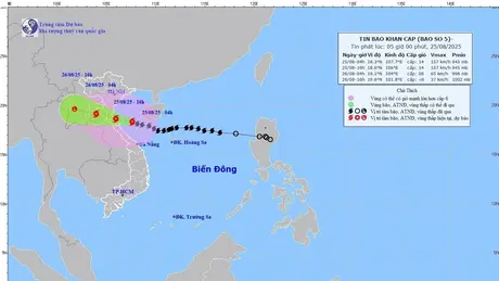 Cập nhật cơn bão số 5(Kajiki):  Bão cách Hà Tĩnh khoảng 200km, sức gió mạnh nhất giật cấp 17