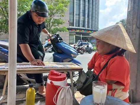 Truy tìm đối tượng lừa tráo 840 tờ vé số của người phụ nữ khuyết tật