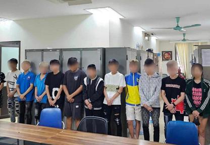 Tạm giữ nhóm đối tượng ném vỏ chai thủy tinh gây thương tích tại Hà Nội