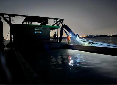 Hà Nội mật phục bắt nhiều tàu khai thác cát trái phép