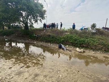Phát hiện thi thể nam thanh niên và xe máy dưới mương nước 