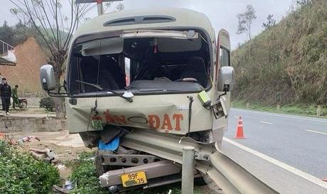 Xe chở công nhân mất lái đâm vào lan can trên Quốc lộ 1A, nhiều người bị thương