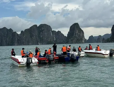Tìm thấy thi thể gần hang Trống nghi là nạn nhân vụ lật tàu du lịch ở Quảng Ninh