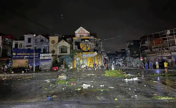 Dông, lốc lớn xảy ra tại Ninh Bình