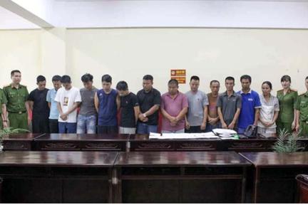 Triệt phá xới bạc trên xe giường nằm, bắt giữ 13 đối tượng