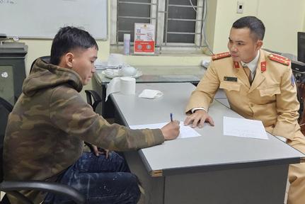 Cảnh sát giao thông 'bắt nóng' đối tượng cướp giật điện thoại đi động