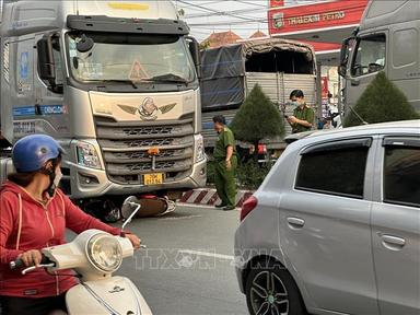 Bình Dương: Va chạm xe đầu kéo, hai người tử vong