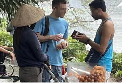 Xử lý 2 người phụ nữ bán bánh rán “chặt chém” giá “khách Tây” ở phố cổ Hà Nội