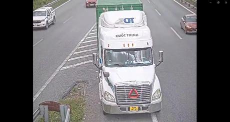 Cố tình che biển số bằng giẻ, tài xế lùi xe trên cao tốc bị xử lý