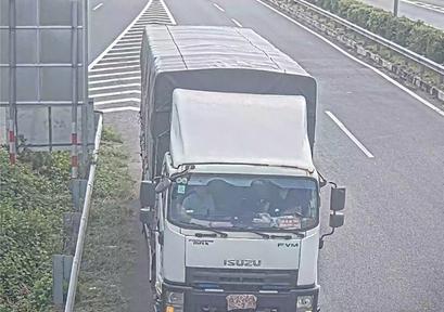 Cố tình che biển số bằng giẻ để lùi xe trên cao tốc