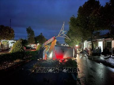 Xe cứu thương bị lật trên đường đi cấp cứu, bệnh nhân tử vong