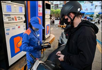 Giá xăng tăng mạnh, lên sát 25.000 đồng/lít