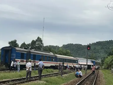 Tàu hỏa trật bánh khi được lệnh rời ga Lăng Cô